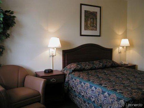 Intown Suites Extended Stay Greensboro Nc - Lanada Стая снимка