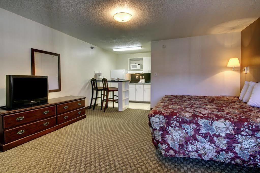 Intown Suites Extended Stay Greensboro Nc - Lanada Екстериор снимка